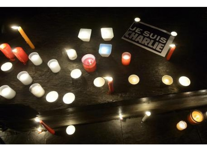 Charlie Hebdo, il tributo dei parigini