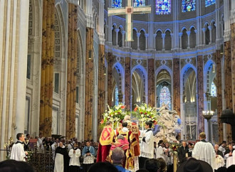 Il Papa "accarezza" i francesi amanti della Tradizione