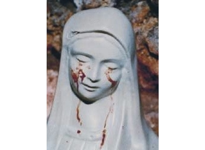 La statua della Madonna di Civitavecchia che lacrima sangue