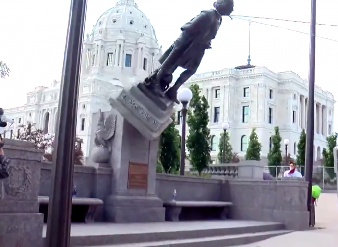 St. Paul (Minnesota) una delle tante statue di Colombo abbattute