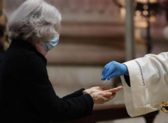 Da abuso a indulto a “diritto”, la parabola della Comunione sulla mano