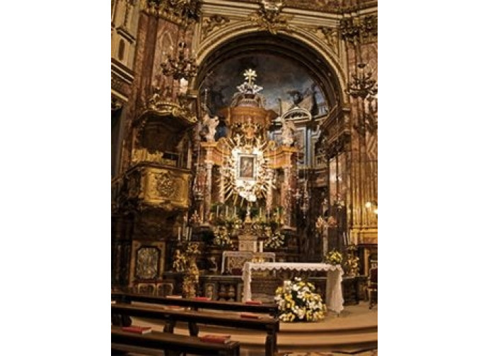 L'altare del Santuario della Consolata a Torino, con il dipinto della Vergine