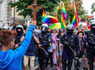Un 15enne tenta di fermare il gay pride con una croce