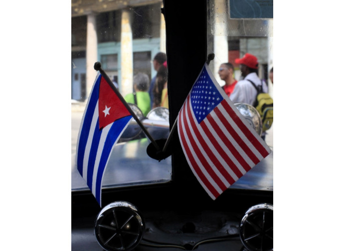 Bandiere cubana e americana