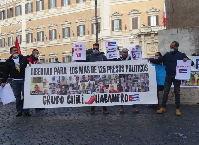La manifestazione cubana di fronte a Montecitorio
