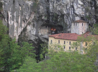 La grotta di Covadonga, rifugio di Don Pelagio (via Wikipedia, licenza CC BY-SA 3.0)