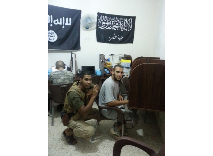 Un Internet café di Atmeh dominato dalle bandiere jihadiste