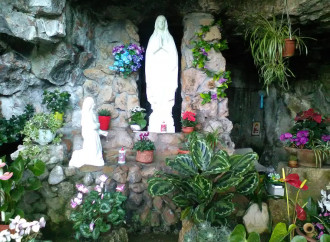Le grotte di Lourdes nel cuore di Roma