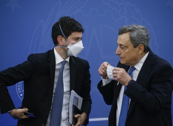 Il ministro Speranza con il presidente del Consiglio Draghi