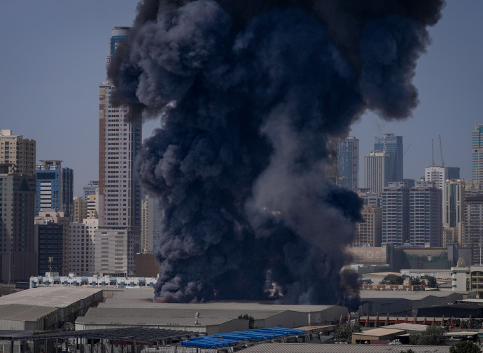 Bombardamento iraniano su Sharja City (AP)