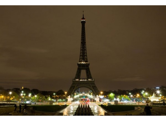 La Tour Eiffel spenta per lutto