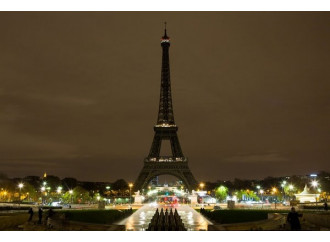Parigi si sveglia in guerra, il giorno dopo l'attacco