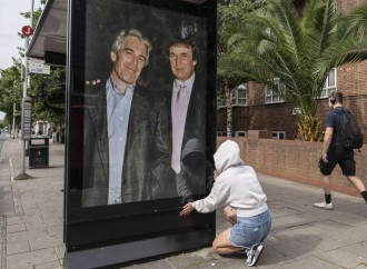Poster con Epstein e Trump appesi da attivisti (La Presse)