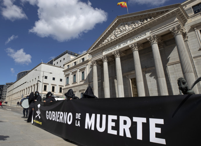 Madrid, proteste contro la legge sull'eutanasia
