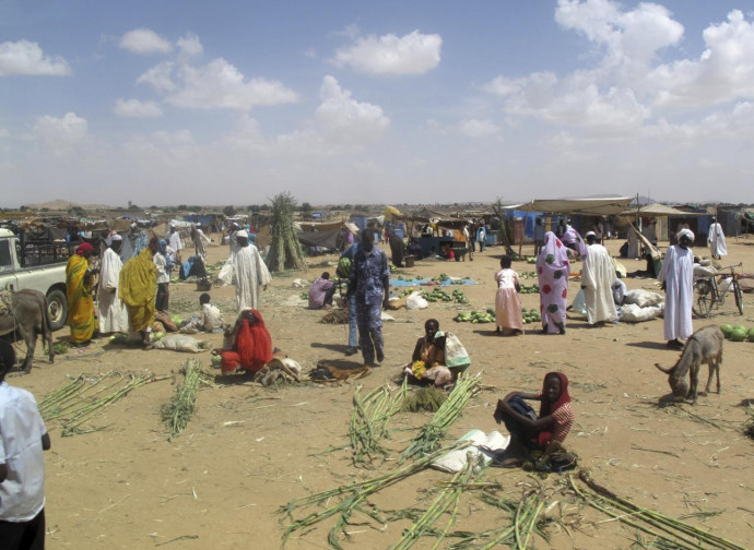 Campo profughi presso El Fasher (La Presse) Campo profughi presso El Fasher (La Presse)