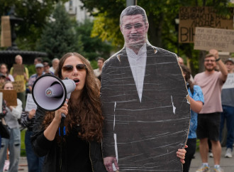 Non solo dai russi: Zelensky è assediato anche dai rivali interni