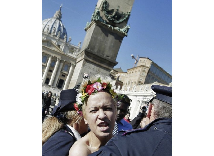 Femen in Piazza San Pietro