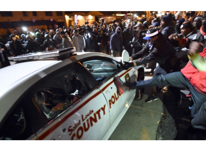 Ferguson, assalto alle auto della polizia