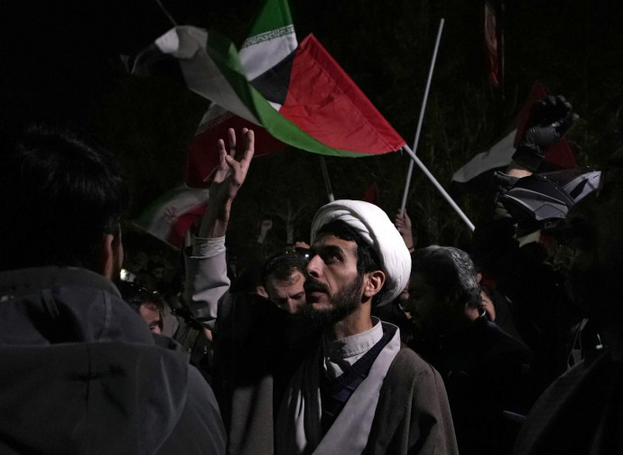 Festeggiamenti in Iran dopo il bombardamento di Israele (La Presse)