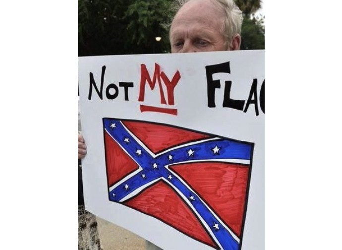 Manifestazione contro la bandiera sudista