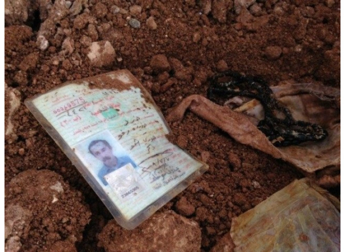 Documenti personali trovati in una fossa comune dell'Isis