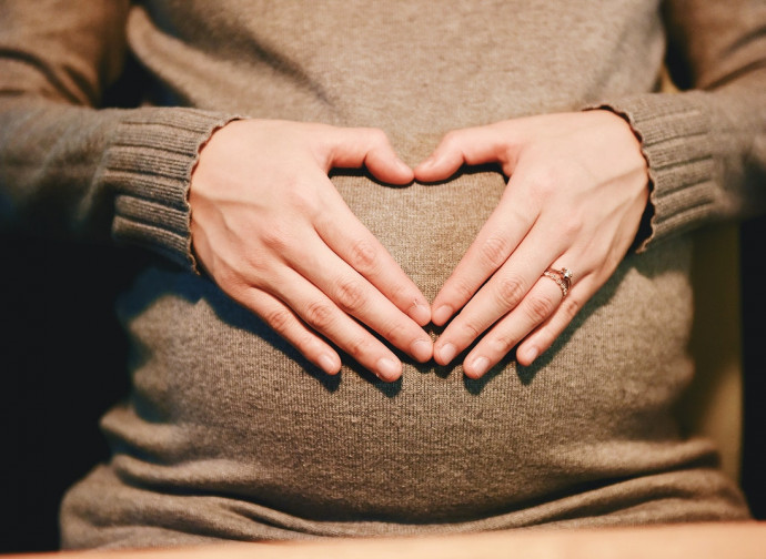 Foto generica (da rawpixel.com, licenza CC0 1.0 Deed) di donna incinta