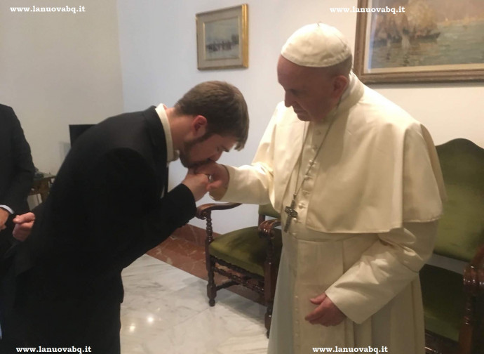Thomas bacia l'anello di Papa Francesco alla fine dell'incontro (foto La Nuova BQ)