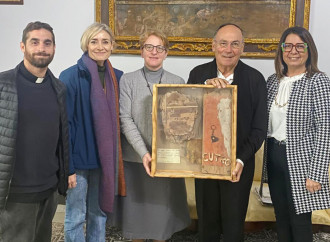 La Chiesa immigrazionista venera la "reliquia" dei barconi