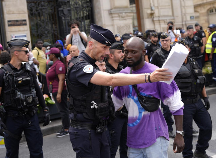 Momenti di tensione a una manifestazione di immigrati a Parigi (La Presse)