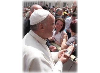 Il Papa: «Bastonano la famiglia da tutte le parti»