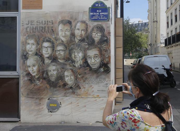 Un murale a Parigi in onore delle vittime della strage nella redazione di Charlie Hebdo