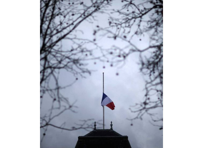 Parigi, bandiera a mezz'asta dopo la strage del Charlie Hebdo