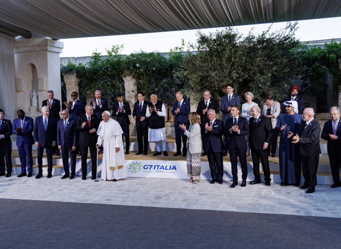 Foto di gruppo (con Papa Francesco) al G7 Italia (La Presse)