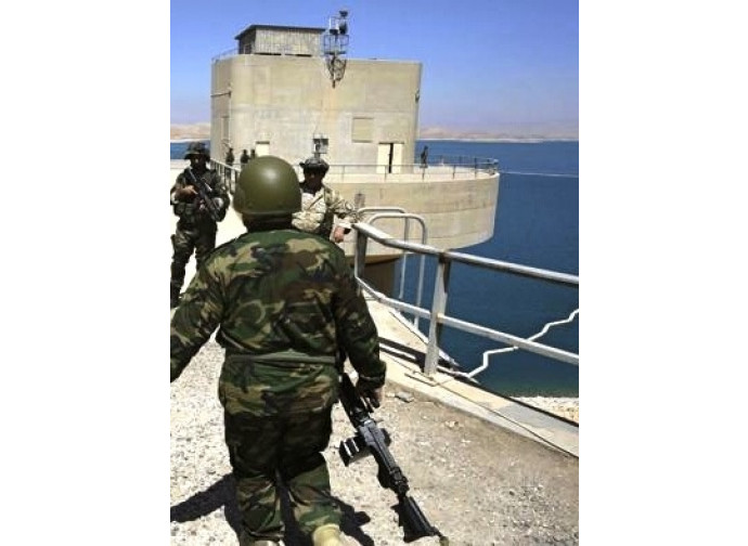 Soldati iracheni a guardia della diga di Mosul