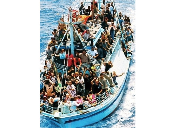 Barcone di immigrati nel canale di Sicilia