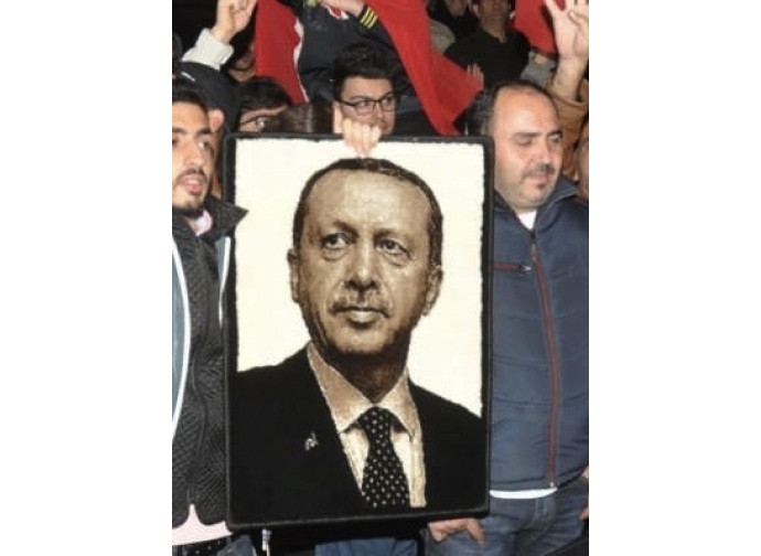 La foto di Erdogan portata in piazza dalla folla