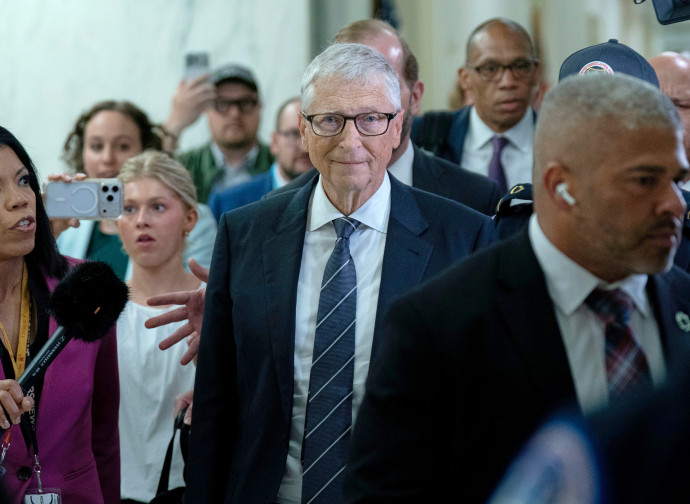 Bill Gates (al centro) (AP)