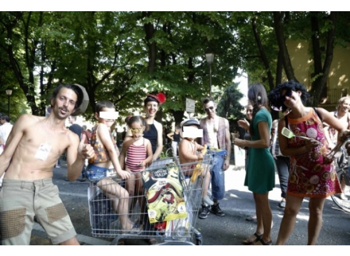   Il carrello e i bambini (Foto Elite per Reggionline)