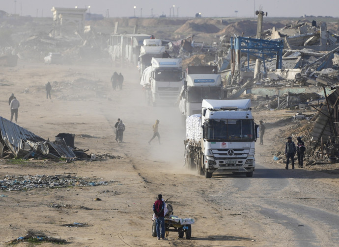 Fila di camion all'ingresso di Gaza (La Presse)