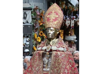 Il Papa oggi a Napoli: san Gennaro farà il miracolo?