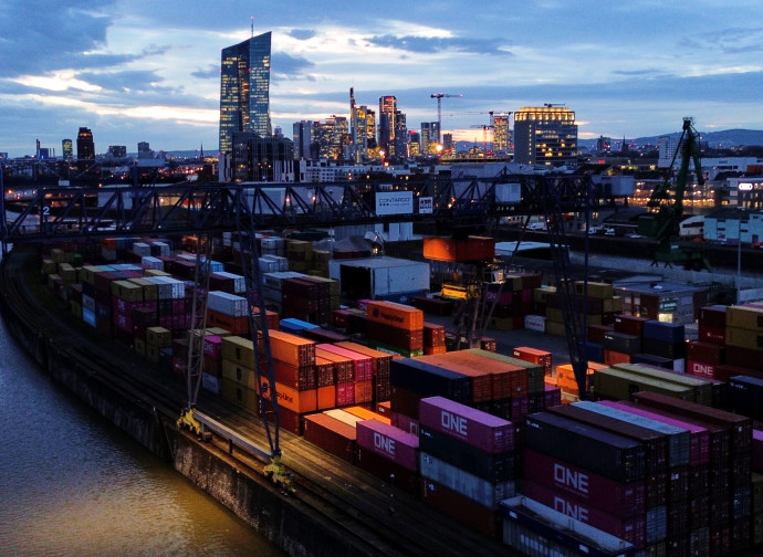 Container nel porto fluviale di Francoforte, Germania (AP)