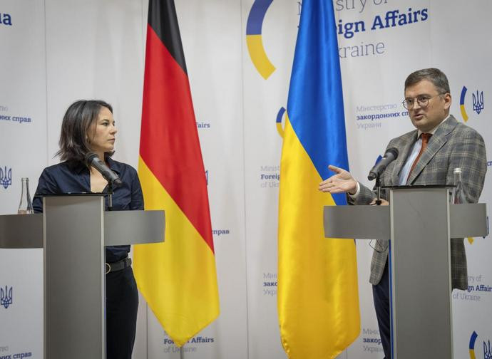 I ministri degli Esteri di Germania e Ucraina, Annalena Baerbock e Dmytro Kuleba