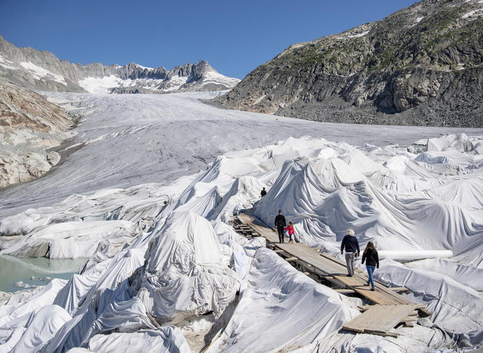 I teli che ricoprono il ghiacciaio del Rhone