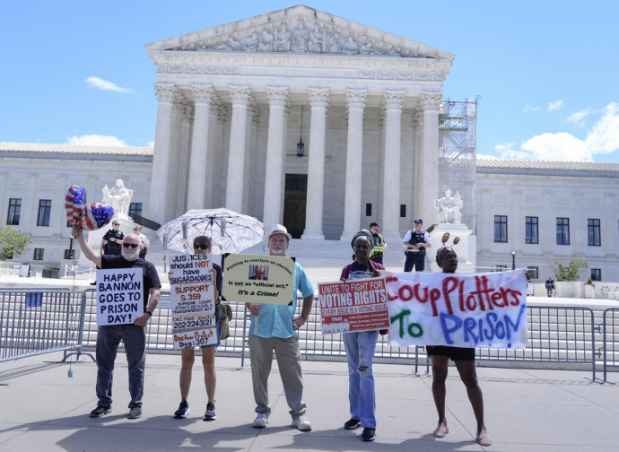 Giustizialisti americani protestano per la decisione della Corte Suprema su Trump