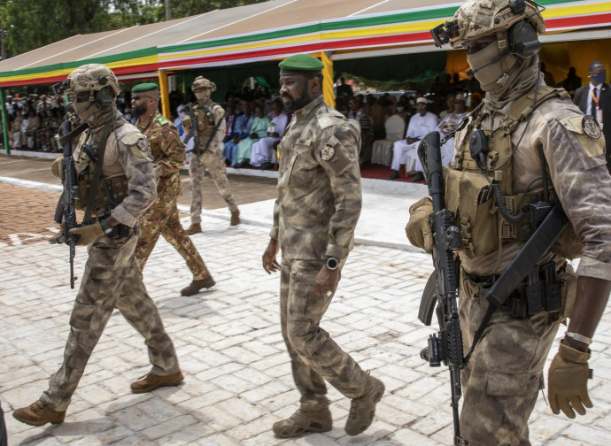 Assimi Goita (al centro), capo della giunta militare del Mali (La Presse)