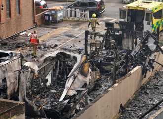 Londra, rogo antisemita delle ambulanze (AP)