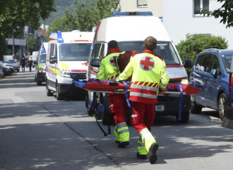Graz, primi soccorsi alla scuola colpita (La Presse)