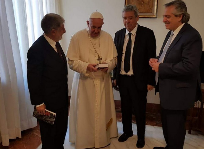Fernandez, primo a destra, con Papa Bergoglio