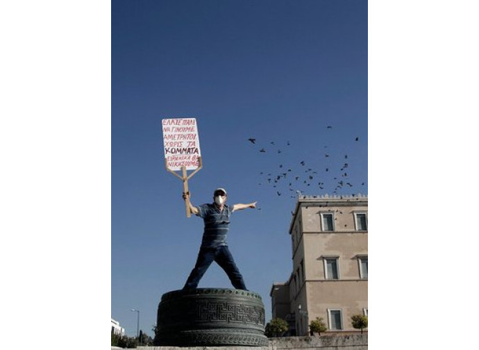 Atene, protesta di fronte al parlamento