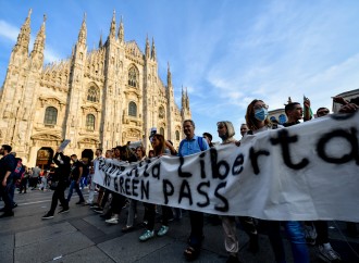 La Chiesa spagnola non chiede il Green Pass, quella italiana si piega al potere